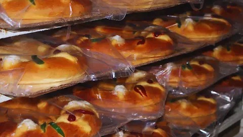 Legado de seis décadas, los Fernández preparan las Roscas de Reyes en la colonia 5 de Mayo